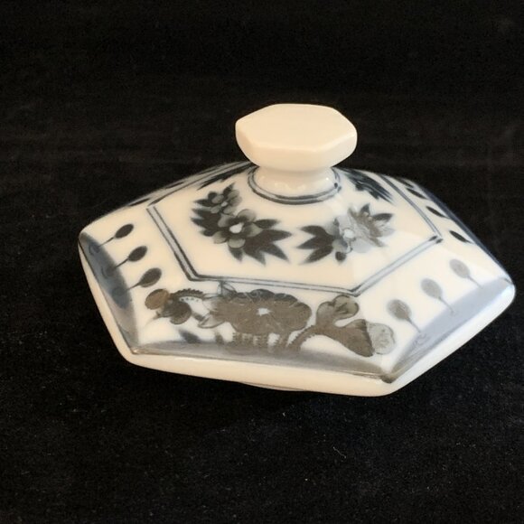 Blue White Oriental Hexagonal Lidded Teapot Bamboo Handle Butterflies Noritake - Picture 10 of 15